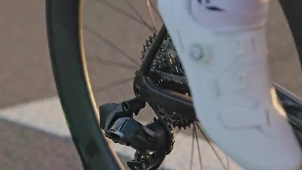 Vista Perto Dos Componentes Sistema Transmissão Bicicletas Rodoviárias Mostrados Enquanto — Vídeo de Stock