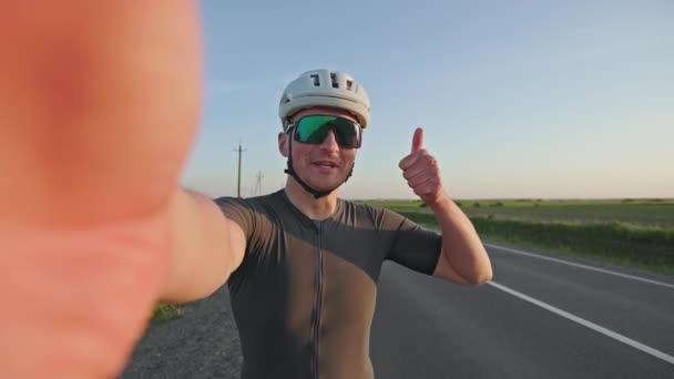 Uomo Attraente Casco Ciclismo Parlando Davanti Fotocamera Del Dispositivo Digitale — Video Stock