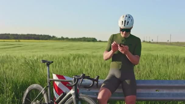 Adapter Homme Bonne Santé Dans Les Vêtements Sport Défilement Smartphone — Video