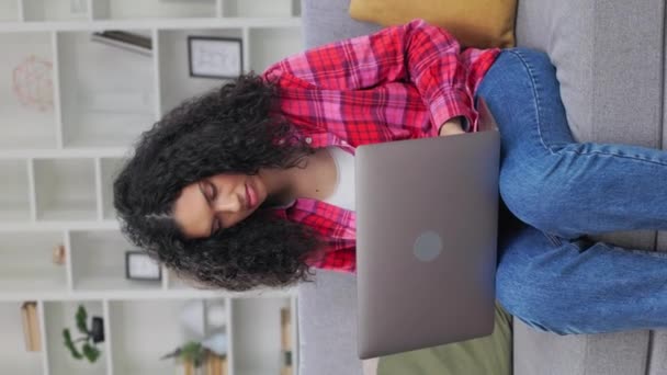 在舒适的公寓里 穿着休闲装的女自由职业者在无线计算机上远程工作的垂直视频 非洲裔美国妇女专注于新的商业项目 — 图库视频影像