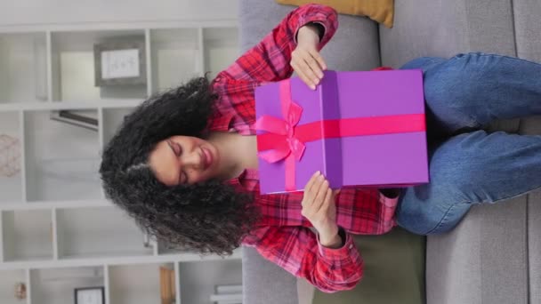 Afroamerikanerin Mit Lockigem Haar Öffnet Violette Geschenkschachtel Erhalten Auf Geburtstagsparty — Stockvideo