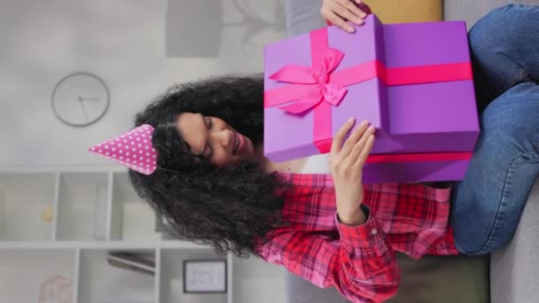 Κάθετη Βίντεο Από Ενθουσιασμένοι Κυρία Άνοιγμα Μωβ Κουτί Δώρου Ροζ — Αρχείο Βίντεο