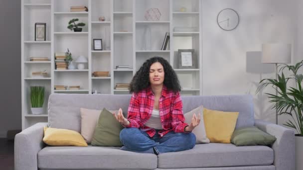 Африканська Американка Зосереджується Під Час Домашньої Медитації Якому Дивані Дама — стокове відео