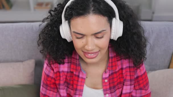 Detailní Záběr Nadšené Mladé Dámy Sedící Gauči Poslouchající Hudbu Přes — Stock video