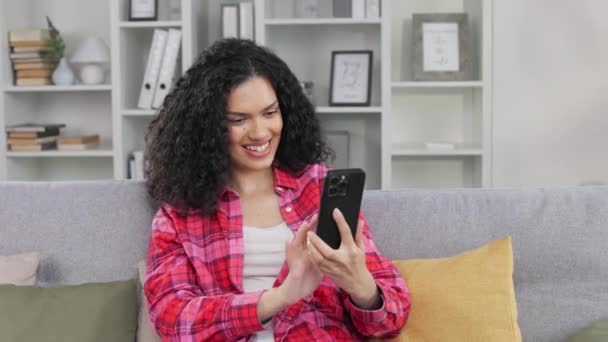 Multiraciale Vrouw Heldere Casual Kleding Doen Internet Winkelen Vanuit Huis — Stockvideo