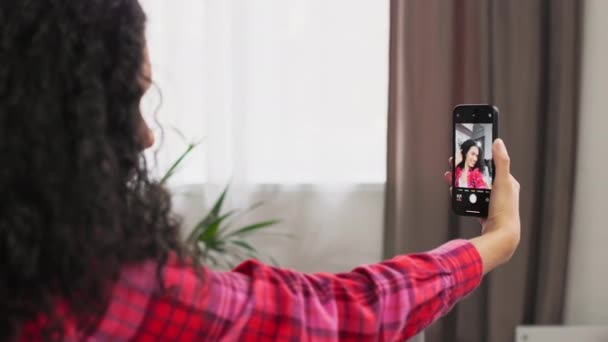 Koyu Kıvırcık Saçlı Kollarını Kaldıran Modern Akıllı Telefonun Kamerasında Selfie — Stok video