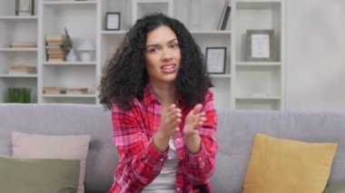 Çevrimiçi öğretmen öğrencilerle uzaktan ders veriyor ve kendi dairesinden yaratıcı ödevleri tartışıyor. Afro-Amerikan vatandaşlığının genç öğretmeni dua eden öğrenciler büyük bir iş ve alkışlıyorlar..