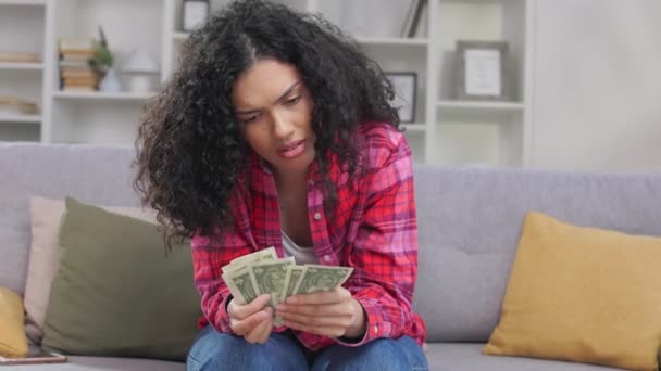 Jeune Femme Afro Américaine Air Bouleversée Comptant Des Billets Dollar — Video