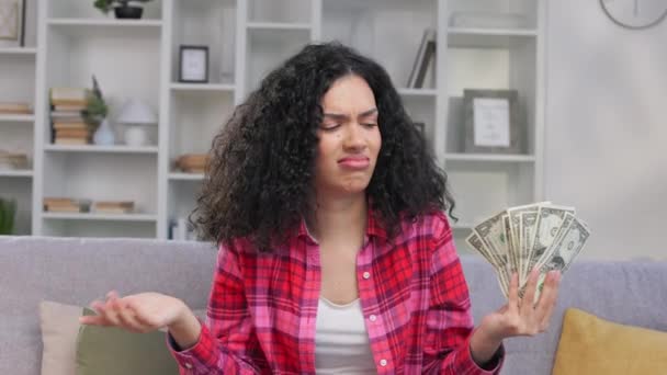 Mujer Joven Infeliz Expresando Emociones Negativas Mientras Sostiene Billetes Dólar — Vídeos de Stock