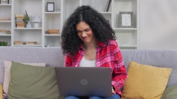 Young African American Lady Feeling Pissed Because Facing Internet Issues — Vídeos de Stock