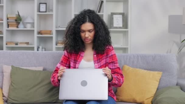 Çevrimiçi Görevi Bitiren Bilgisayarı Kapatan Yan Bakan Çok Irklı Serbest — Stok video