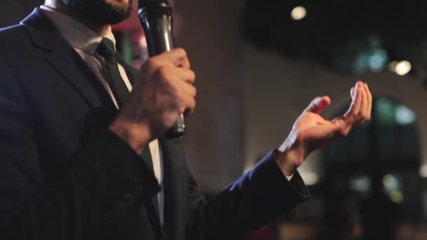 Erkek Etkinlik Planlayıcısı Mikrofonla Konuşuyor Düğünde Restoranda Insanları Eğlendiriyor Yakışıklı — Stok video