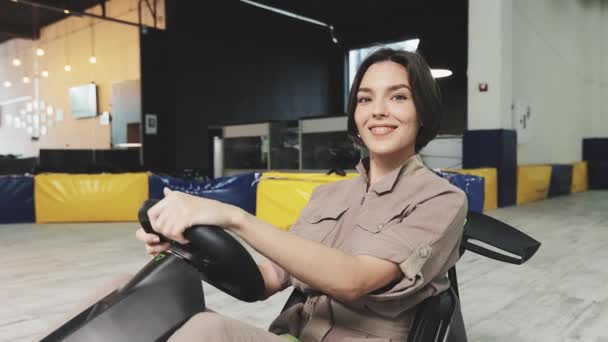 Jonge Blanke Vrouw Die Plezier Heeft Deelneemt Aan Kart Races — Stockvideo
