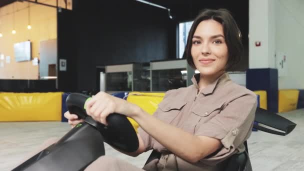 Portret Van Een Aantrekkelijke Brunette Zittend Een Kart Met Handen — Stockvideo