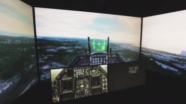 Sanal uçak piste yaklaşıyor ve inişe hazırlanıyor. Pilotlar uçuş simülatöründe elektronik ekranları, gösterge panelleri ve düğmeleri olan pilot kabininde herkesin uçağı kullanmasına izin veriyor..