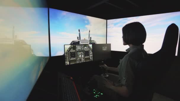 Koyu Renk Kısa Saçlı Genç Bir Kadın Uçuş Simülatörünün Pilot — Stok video