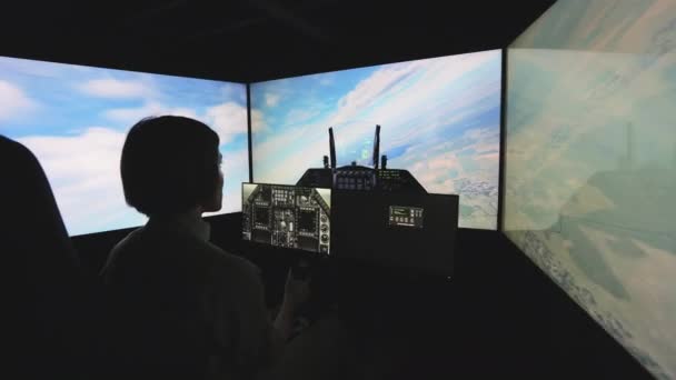Visszapillantás Hölgy Elegáns Rövid Hajvágás Utánozza Pilóta Ellenőrzése Virtuális Repülőgép — Stock videók