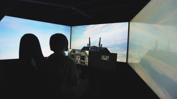 시뮬레이터를 파일럿 여자의 비행기를 탐색하는 흥미로운 조작을하고 주변에 비행기를 활기찬 — 비디오