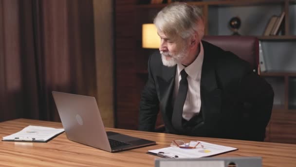 Resmi Takım Elbiseli Yaşlı Bir Adam Ofis Koltuğuna Oturmadan Önce — Stok video