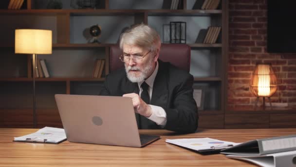 Senior Kaukasier Man Kostym Arbetar Online Kontoret När Märker Spännande — Stockvideo