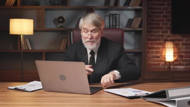 Ερεθισμένος Ηλικιωμένος Άνδρας Κοστούμι Επιχείρησης Που Οδηγεί Online Συζήτηση Μέσω — Αρχείο Βίντεο