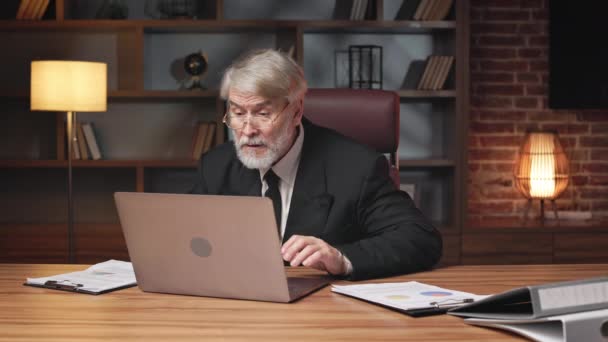 Portret Van Een Oudere Man Formele Kleren Die Laptop Uitschakelt — Stockvideo