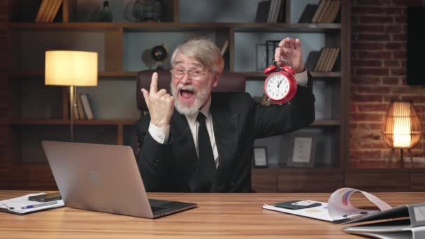 사무실 인테리어에서 시계와 인덱스 손가락을 행복한 고용주 작업을 수행에서 휴식을위한 — 비디오