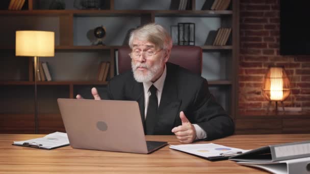 Elderly Businessman Formal Attire Arguing Coworker Online Briefing Computer Webcam — Stock Video