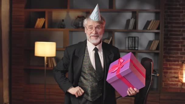 Porträt Eines Hochrangigen Geschäftsmannes Mit Geburtstagskegelhut Der Mit Einem Großen — Stockvideo