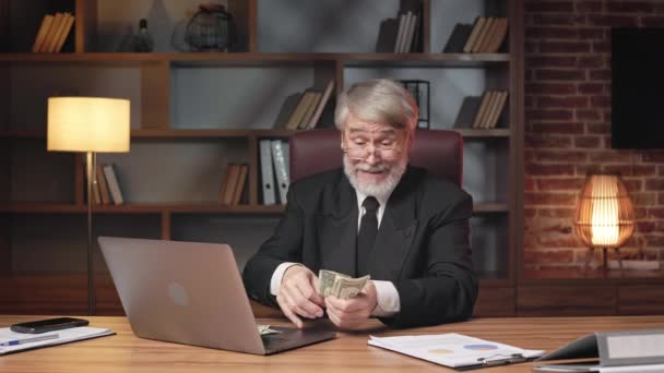 Портрет Пожилого Человека Формальной Одежде Разбрасывающего Банкноты Ноутбуке Время Онлайн — стоковое видео