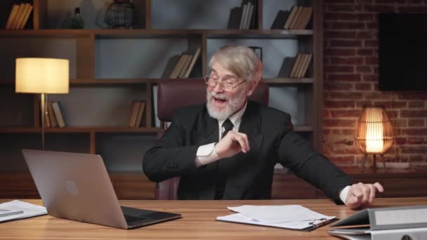 Возбужденный Пожилой Мужчина Формальной Одежде Поднимает Письменные Простыни Воздух Прежде — стоковое видео