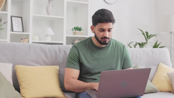 Müder Bärtiger Mann Der Nach Einem Langen Arbeitstag Tragbaren Laptop — Stockvideo