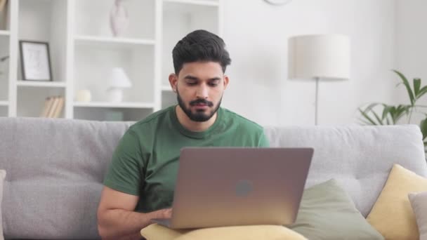 Indio Freelancer Masculino Con Atuendo Casual Sentado Sofá Uso Almohada — Vídeos de Stock