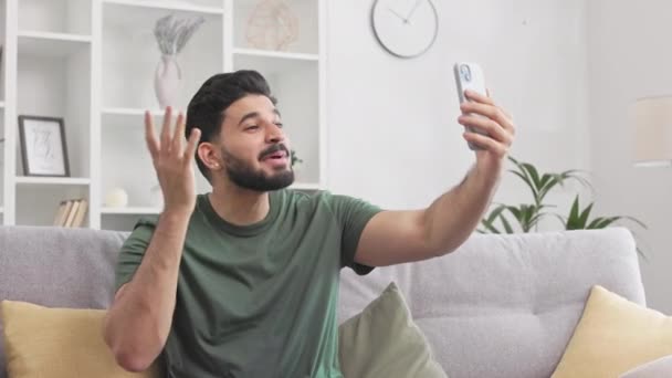 Positieve Indiase Man Casual Kleding Emotioneel Vertellen Persoonlijk Verhaal Tijdens — Stockvideo
