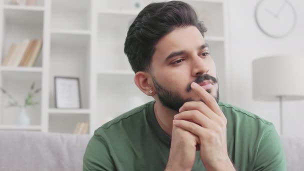 Düşüncelere Dalmışken Sakallı Çenesini Kaşıyan Dalgın Hintli Adamın Portresini Yakından — Stok video