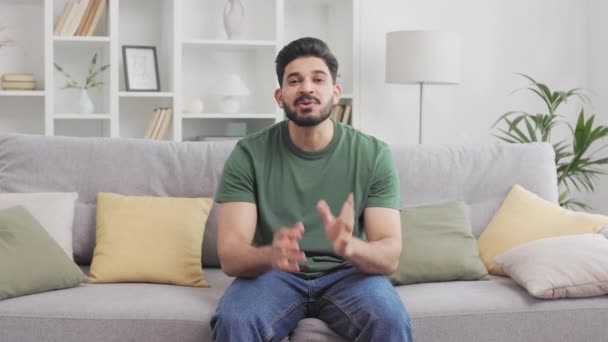 Вид Від Першої Особи Індійського Молодого Хлопця Який Показує Знак — стокове відео