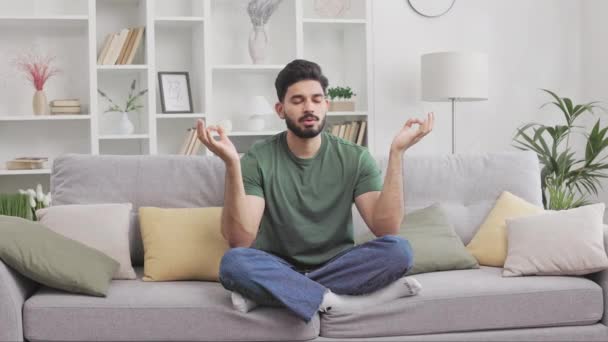 Jeune Homme Attrayant Profitant Méditation Relaxante Sur Canapé Confortable Gris — Video
