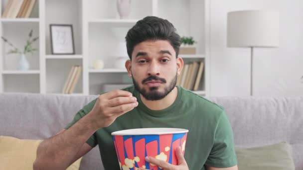Ragazzo Indiano Attento Che Fissa Fantascienza Stuzzica Popcorn Nel Secchio — Video Stock