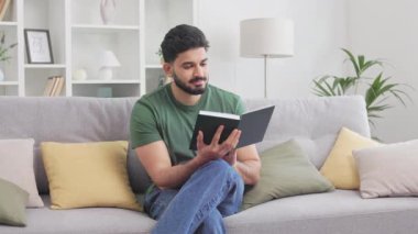 Sakallı adam huzurlu bir dairede kitap okuyor ve boş zamanların tadını çıkarıyor. Düşünceli Hintli erkek edebiyatı yakından inceliyor ve rahat koltukta dinleniyor..