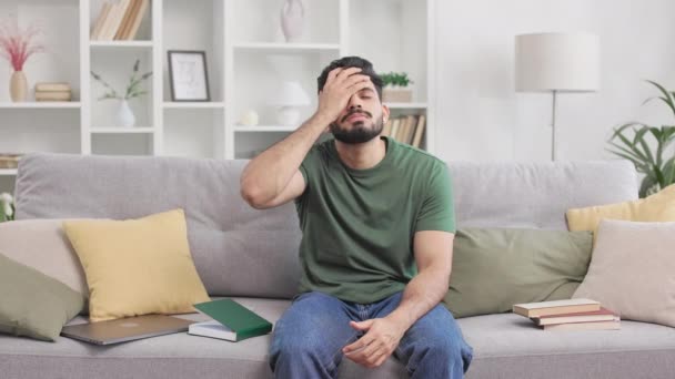 Перевантажений Студент Чоловічої Статі Відчуває Стрес Від Складних Проблем Підготовкою — стокове відео