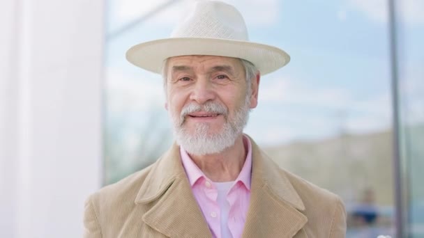 Porträt Eines Älteren Glücklichen Mannes Mit Elegantem Hut Und Stylischem — Stockvideo