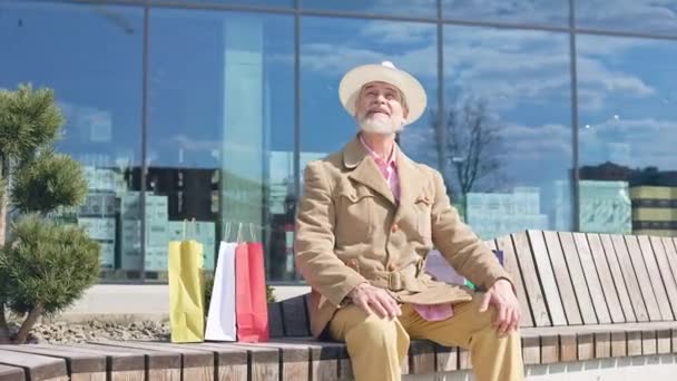 Ein Rentner Schicken Outfit Sitzt Draußen Und Schaut Sich Bei — Stockvideo