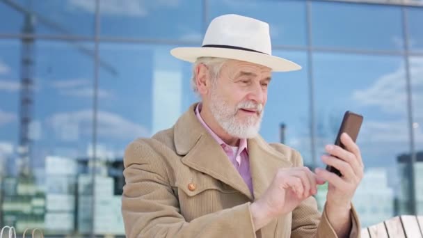 Starší Muž Bílými Vousy Pomocí Chladného Smartphonu Při Vyjádření Vzrušení — Stock video