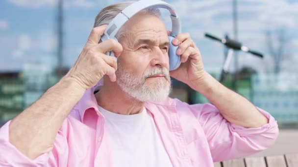 Retrato Homem Idoso Traje Confortável Usando Fones Ouvido Sem Fio — Vídeo de Stock