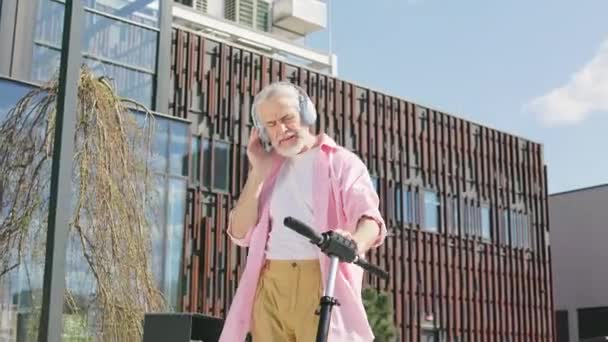 Optimistische Blanke Man Danst Vrolijk Naast Elektrische Scooter Central Park — Stockvideo