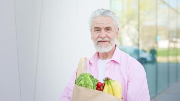 Portret Przystojnego Białego Brodatego Mężczyzny Trzymającego Odżywczy Produkt Opakowaniu Rzemiosła — Wideo stockowe