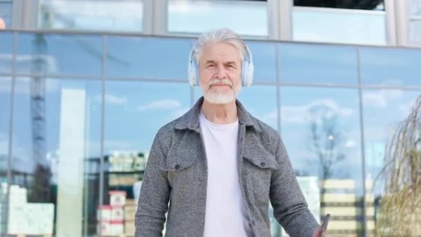Porträt Eines Selbstbewussten Gutaussehenden Rentners Der Der Nähe Eines Spiegelnden — Stockvideo