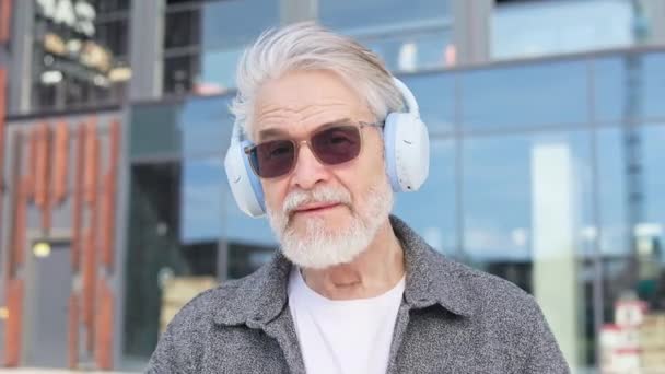 Retrato Del Hombre Barbudo Pelo Gris Usando Gadget Moderno Mientras — Vídeos de Stock