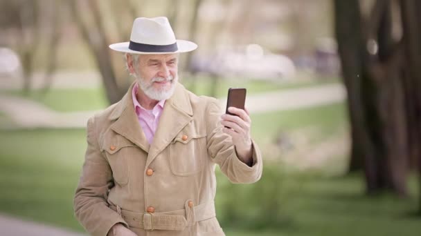 Vista Frontal Carismático Pensionista Moda Roupa Casual Acenando Mão Sorrindo — Vídeo de Stock