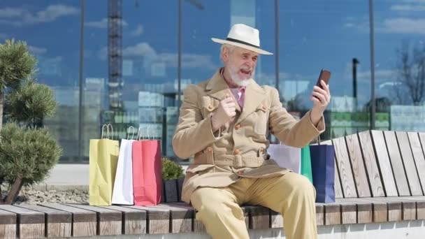 Aufgeregter Alter Mann Macht Aktive Gesten Während Videoanruf Telefoniert Älterer — Stockvideo